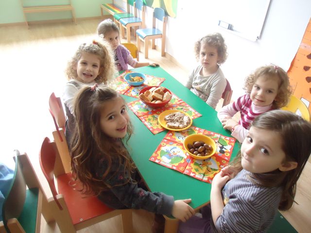 τα παιδιά πλάσανε με τα χεράκια τους νηστίσιμα κουλουράκια λόγω της σαρακοστής 